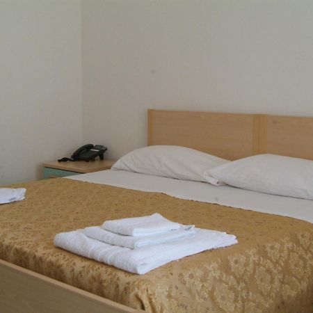Hotel Aurora سكوري الغرفة الصورة